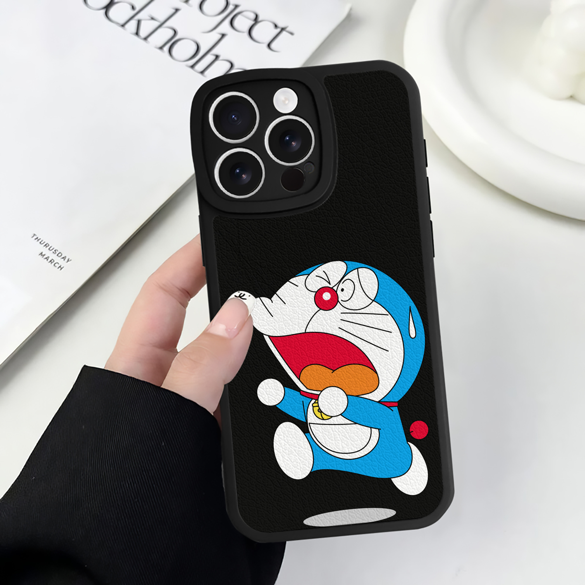 （画像用） ドラえもん Doraemon 【iPhone 16シリーズ対応】シリコンスマホケース（レザー調） 材質：シリコン